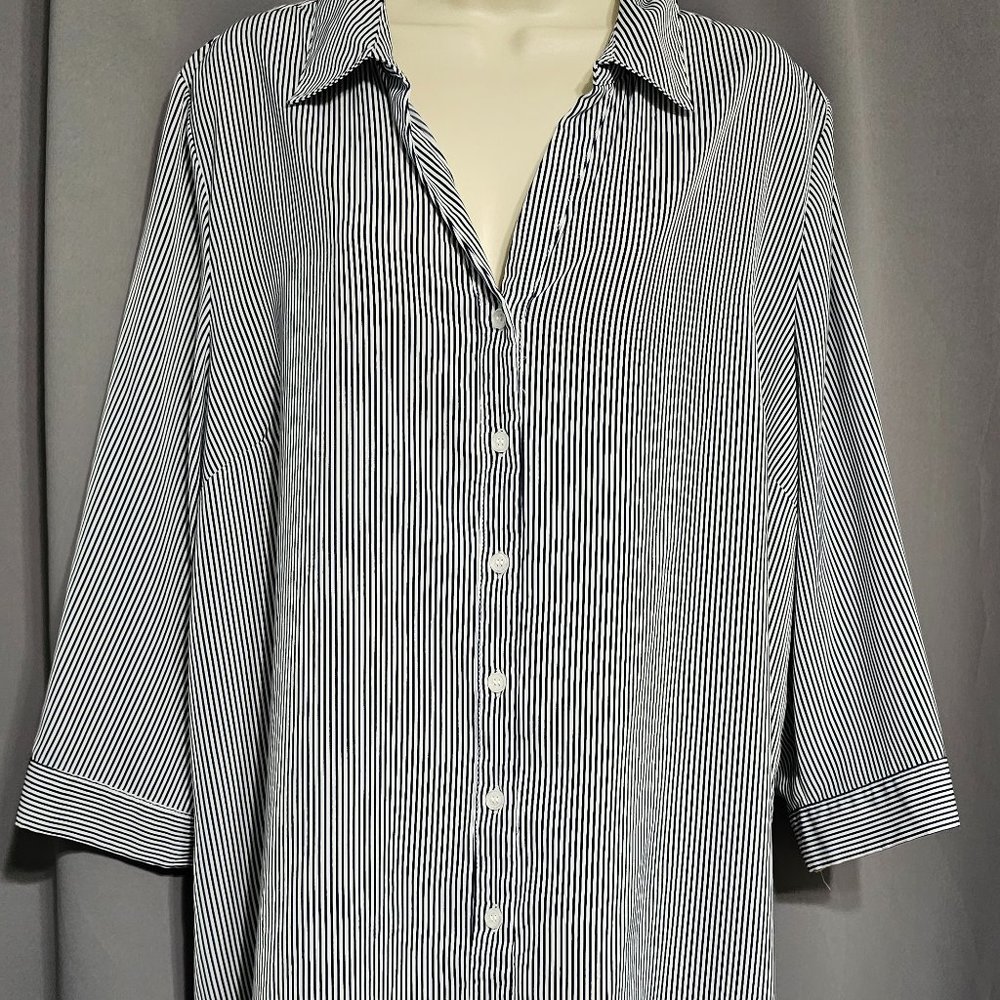Prescott Women's button-up tunic style blouse.